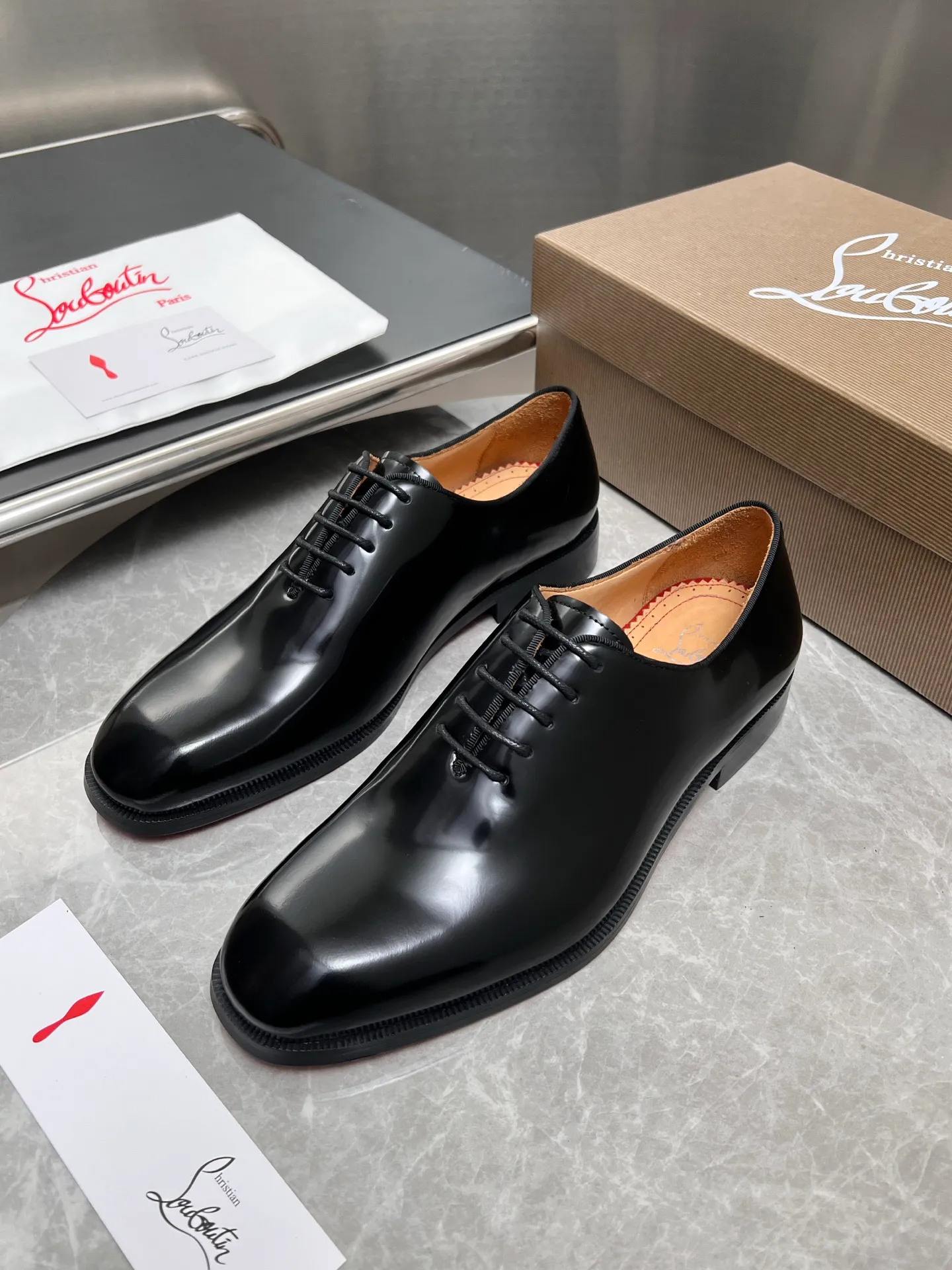 [CL red sole] Top P: 900💰 Number of yards: 39~44 (38.4546. Customized, non-refundable) CL new men's formal shoes Loaf leather shoes Christia* Loubouti* red sole shoes The red sole is luxurious and elegant, reshaping the style boundary of casual formal wear. It is extremely innovative in material selection, and creates a rich visual and tactile experience through the collision of different materials! Made of top-grade calfskin/glossy patent leather/spliced ​​technical fabric in contrasting colors. The upper is stitched by hand with fine and even stitching. It is based on the square-toe loafer shoe shape, with neat and elegant lines, which fits the toughness of men's wear. The upper is embellished with metal rivets, injecting individual details into classic loafers, breaking the mediocrity of casual shoes, and giving a concrete expression of "low-key luxury". From the original color/red cowhide lining inside the shoe to the instantly recognizable red sole, the "red sole" is not only the brand's visual identity, but also a "luxury codeword" when walking. The red sole exposed inadvertently conveys taste and identity instantly. From the innovative splicing of materials, to the personalized fusion of design, to the ingenious inheritance of craftsmanship, the Christian Louboutin men's loafer series is not only a pair of casual shoes, but also a "yuppie style" dressing weapon for men. Whether it is a casual business meeting or a casual look for daily travel, it can help you become a unique and stylish man in every occasion with its "red Loaf" attitude.